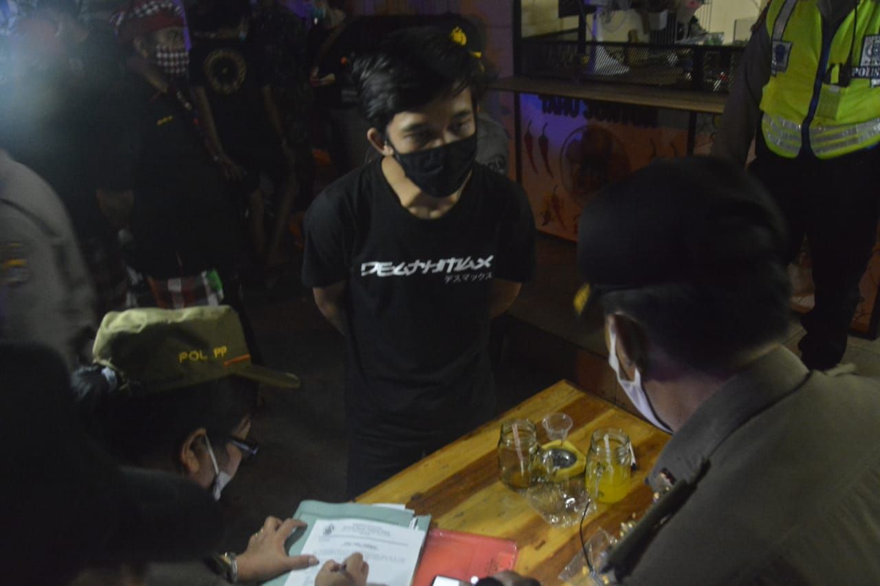 podiumnews.com-Tim Gabungan Tindak Pelanggar saat Sidak Prokes dan Jam Malam di Bali